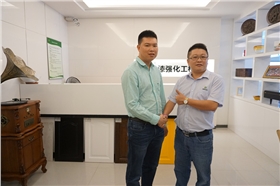 廣東省門業(yè)協(xié)會(huì)副秘書長（左）與漆強(qiáng)漆張文總經(jīng)理（右）.jpg
