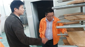 漆強總經(jīng)理張文了解家具廠情況.jpg