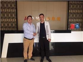漆強(qiáng)總經(jīng)理張文（左）和廣東佳潤(rùn)（國(guó)際）集團(tuán)陳總（右1.jpg