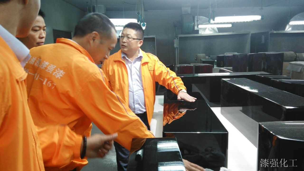 漆強(qiáng)化工總經(jīng)理現(xiàn)場提供涂裝技術(shù)指導(dǎo).jpg 漆強(qiáng)化工總經(jīng)理現(xiàn)場提供涂裝技術(shù)指導(dǎo).jpg