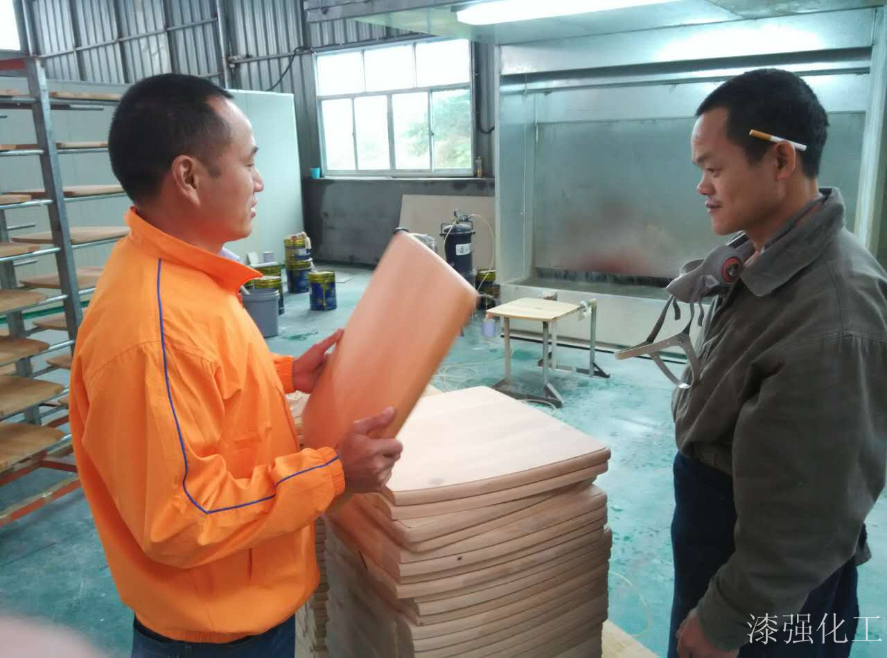漆強化工為家具廠講解做底的注意事項.jpg