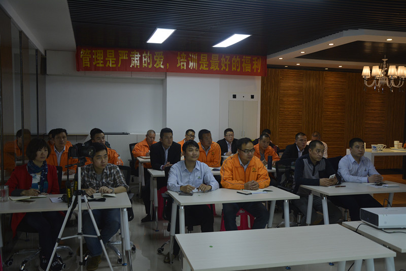 業(yè)務技術網(wǎng)銷部員工認真聽課的場面.jpg 業(yè)務技術網(wǎng)銷部員工認真聽課的場面.jpg