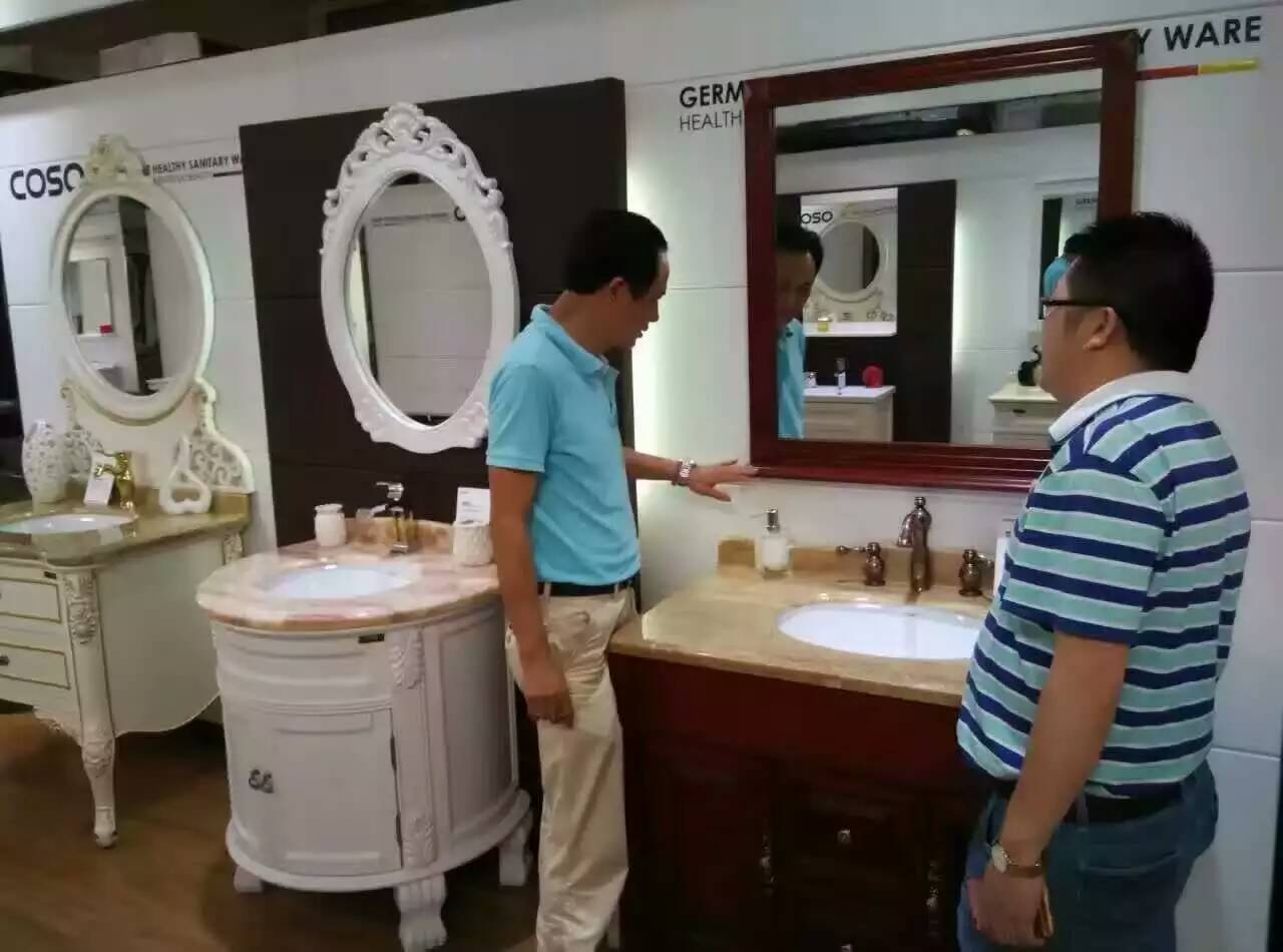 漆強化工張總參觀了高斯衛(wèi)浴產品.jpg 漆強化工張總參觀了高斯衛(wèi)浴產品.jpg