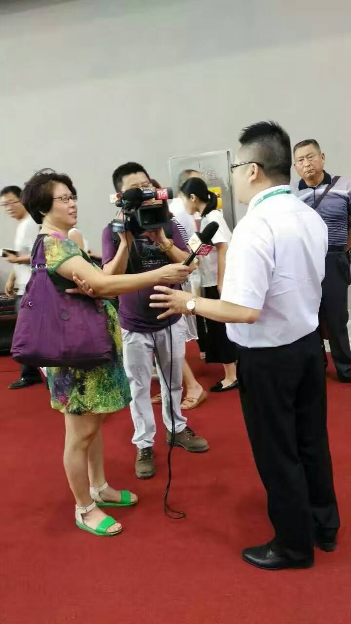 廣東電視臺(tái)正在采訪漆強(qiáng)化工總經(jīng)理張總.jpg