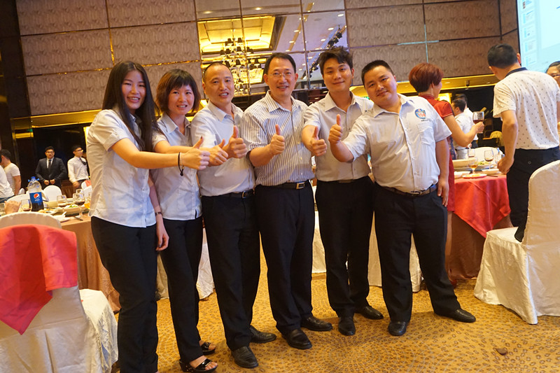 漆強(qiáng)化工網(wǎng)絡(luò)團(tuán)隊(duì)與CCTV-2 央視財(cái)經(jīng)評(píng)論員、單仁資訊集團(tuán)董事長(zhǎng)單仁合影(右三).jpg