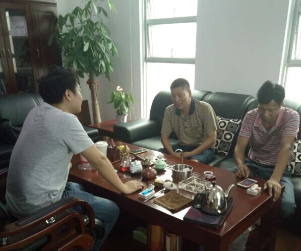 漆強化工業(yè)務(wù)蘇經(jīng)理(左)與江西南康客戶(右).jpg 漆強化工業(yè)務(wù)蘇經(jīng)理(左)與江西南康客戶(右).jpg