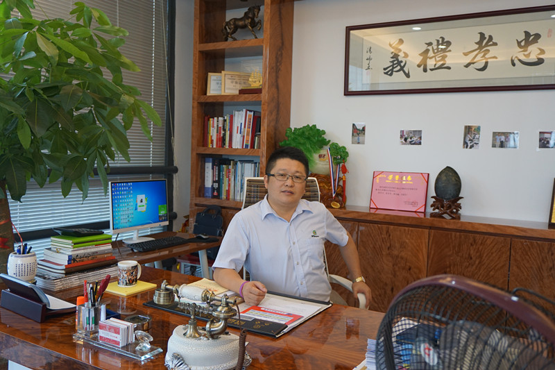 漆強化工家具漆廠家總經(jīng)理張文先生.jpg 漆強化工家具漆廠家總經(jīng)理張文先生.jpg