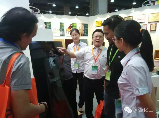 漆強(qiáng)化工亮光漆廠家中博會現(xiàn)場.jpg