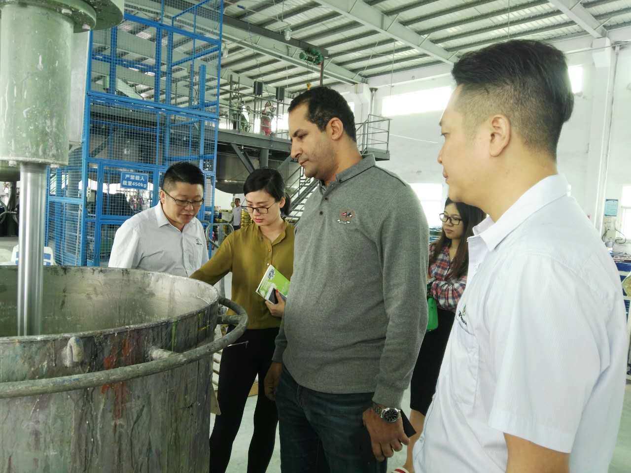 埃及的Ahmed到漆強亮光漆生產(chǎn)廠家考察.jpg 埃及的Ahmed到漆強亮光漆生產(chǎn)廠家考察.jpg