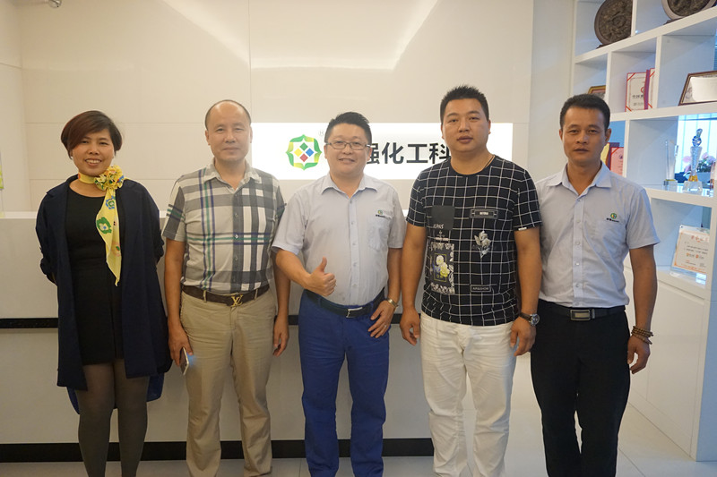 漆強(qiáng)化工張總和湖南商會家具協(xié)會李會長一行人合影.jpg 漆強(qiáng)化工張總和湖南商會家具協(xié)會李會長一行人合影.jpg