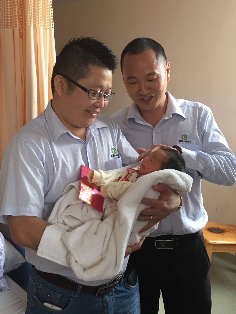 漆強(qiáng)化工總經(jīng)理張文探望員工.jpg 漆強(qiáng)化工總經(jīng)理張文探望員工.jpg