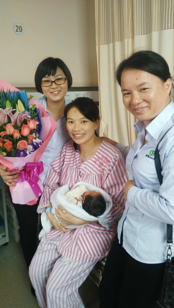 傳遞愛,漆強(qiáng)化工關(guān)心員工合影.jpg 傳遞愛,漆強(qiáng)化工關(guān)心員工合影.jpg