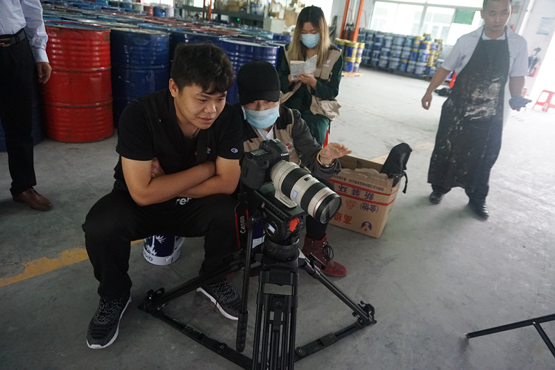 央視攝像組第一站來到了漆強化工生產(chǎn)基地進行拍攝.jpg 央視攝像組第一站來到了漆強化工生產(chǎn)基地進行拍攝.jpg