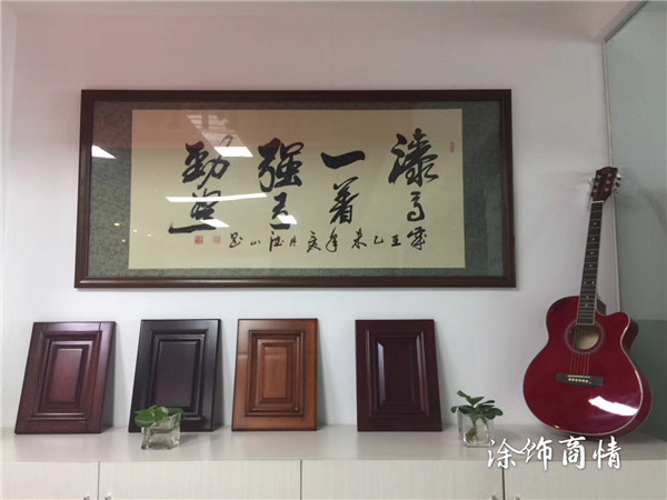 漆強(qiáng)家具漆光彩照人,記者看了都說(shuō)好 (5).jpg 漆強(qiáng)家具漆光彩照人,記者看了都說(shuō)好 (5).jpg