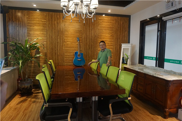 漆強(qiáng)家具漆光彩照人，記者看了都說(shuō)好 (1).JPG